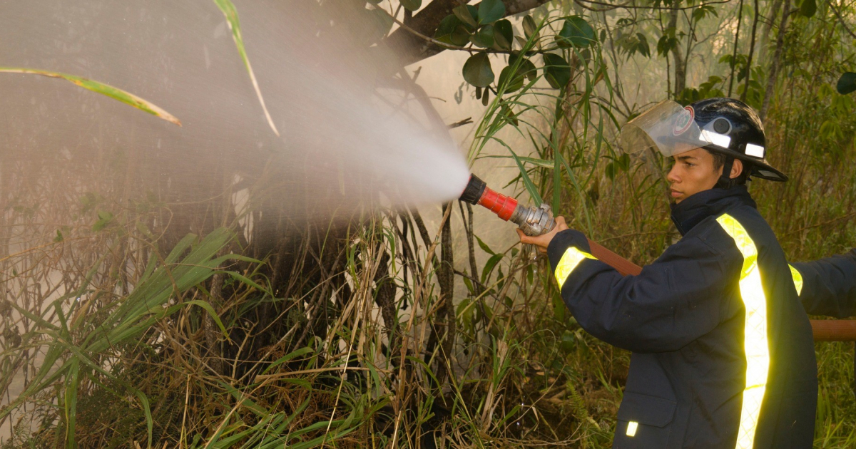 Joven bombero cubano enfrenta incendio en Mayarí © Emilio Rodríguez Pupo / Facebook