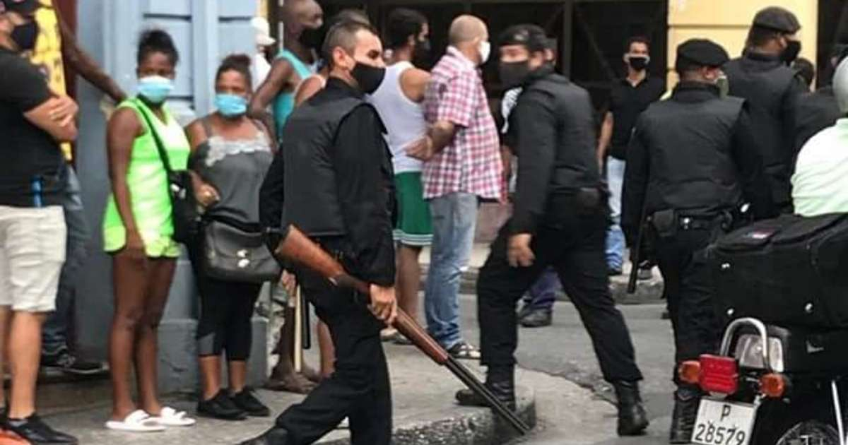 Boinas negras en calles cubanas el 11 de julio de 2021 © CiberCuba