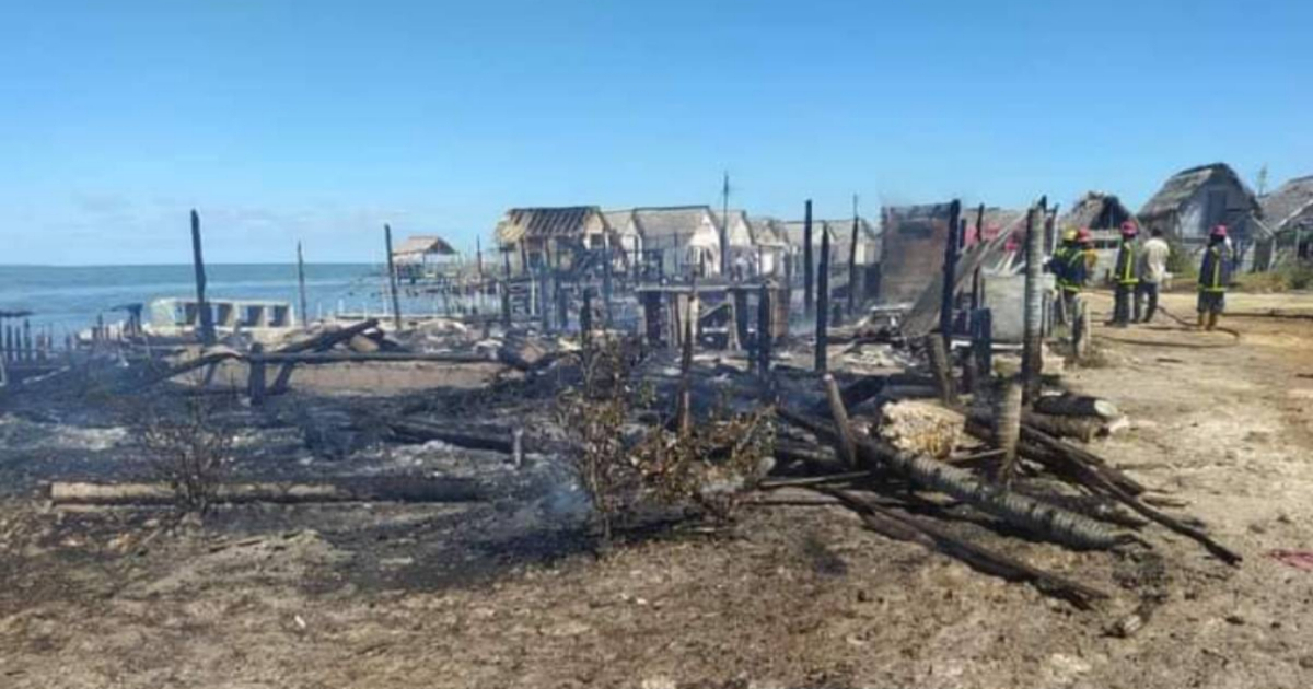 Casas destruidas por incendio en Playa Cunagua, Ciego de Ávila © Facebook / Cunagüeros