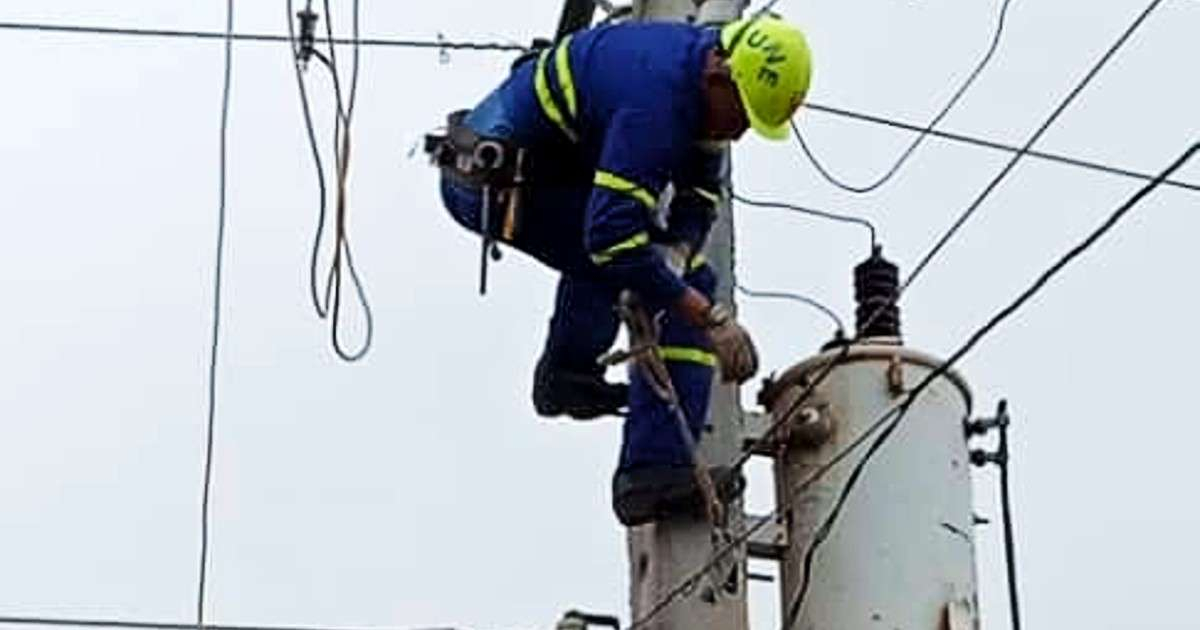 Trabajador de empresa eléctrica © Facebook / UNE