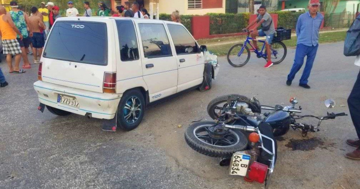 Un Tico y una moto chocaron en el Reparto Eléctrico © Facebook/Accidents Buses & Camiones
