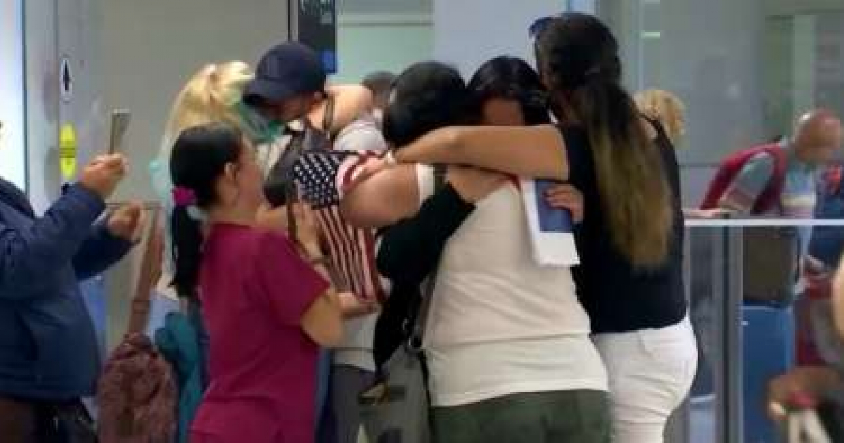 Cubanos beneficiados con parole humanitario al llegar a Miami, © Captura de video