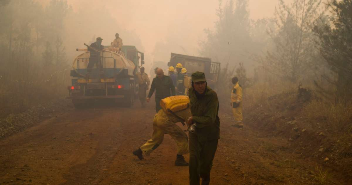 Bomberos y guardabosques en la extinción del incendio en Matanzas © Emilio Rodríguez Pupo / Facebook