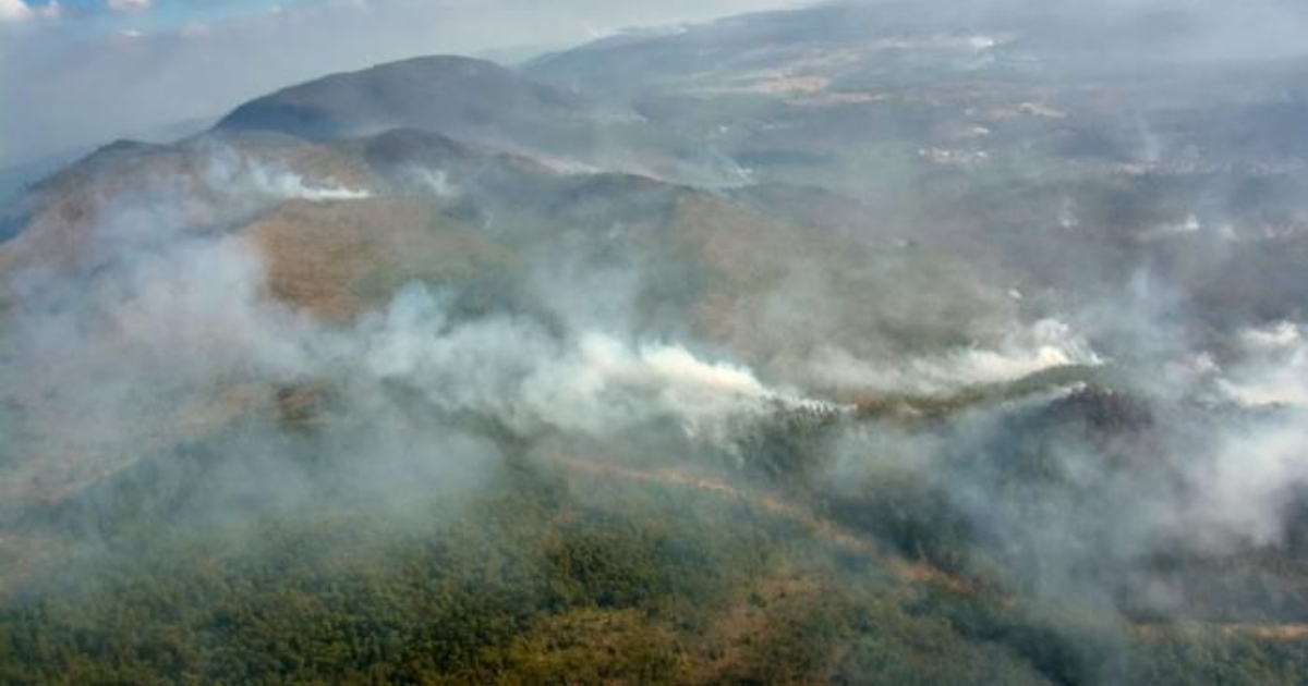 Vista aérea de bosques en Pinares de Mayarí consumidos por el fuego © Granma / Juan Pablo Carreras Vidal