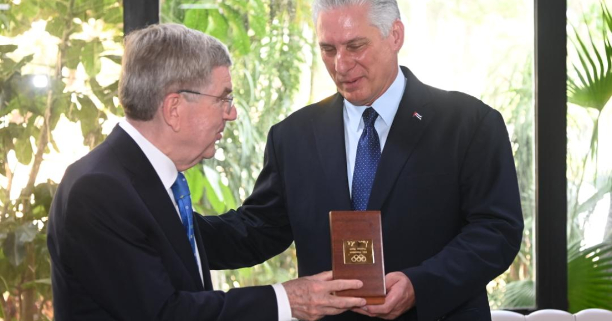 El presidente del COI, Tomas Bach , entrega la Medalla de Oro al gobernante cubano © Twitter / Presidencia de Cuba