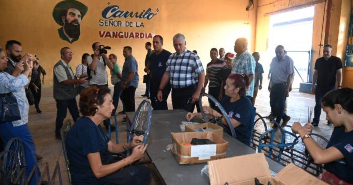 Díaz-Canel en fábrica de silla de ruedas en Villa Clara © Estudios Revolución