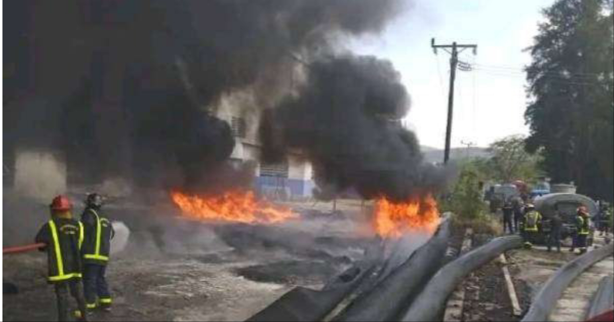 Incendio en la fábrica de tubos de Holguín © Facebook / Periódico Ahora