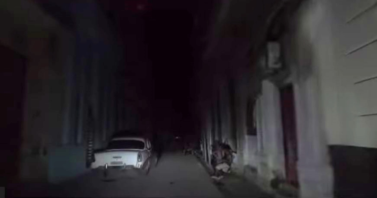 Calle a oscuras durante apagón en Cuba (Imagen de referencia) © Captura de pantalla / Canal Caribe
