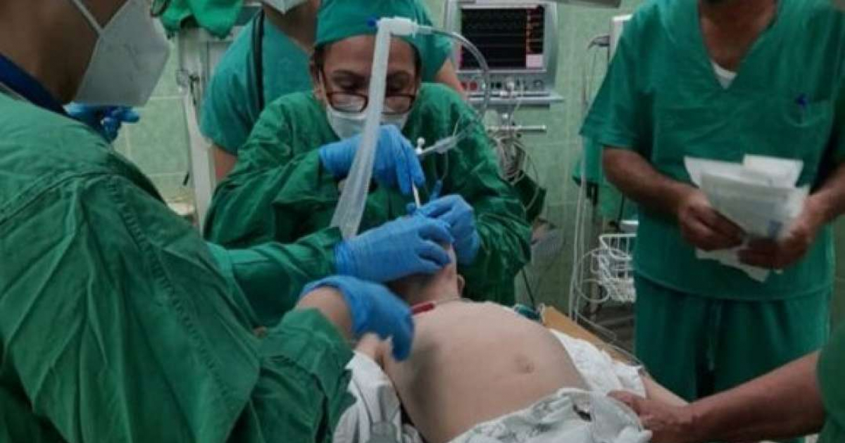 Operación del niño que se tragó un clavo en Holguín © Ahora