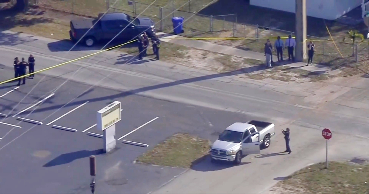 Agentes de la policía investigan la escena © Captura de video Twitter / @CBS12