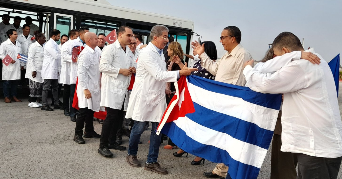 Llegada de médicos cubanos que trabajaron en Turquía © Ministerio de Salud Pública de Cuba / Twitter