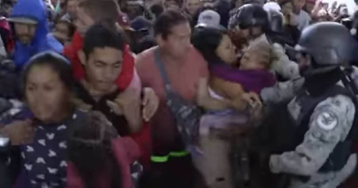 Migrantes en puente de Ciudad Juárez © Captura / Univisión México