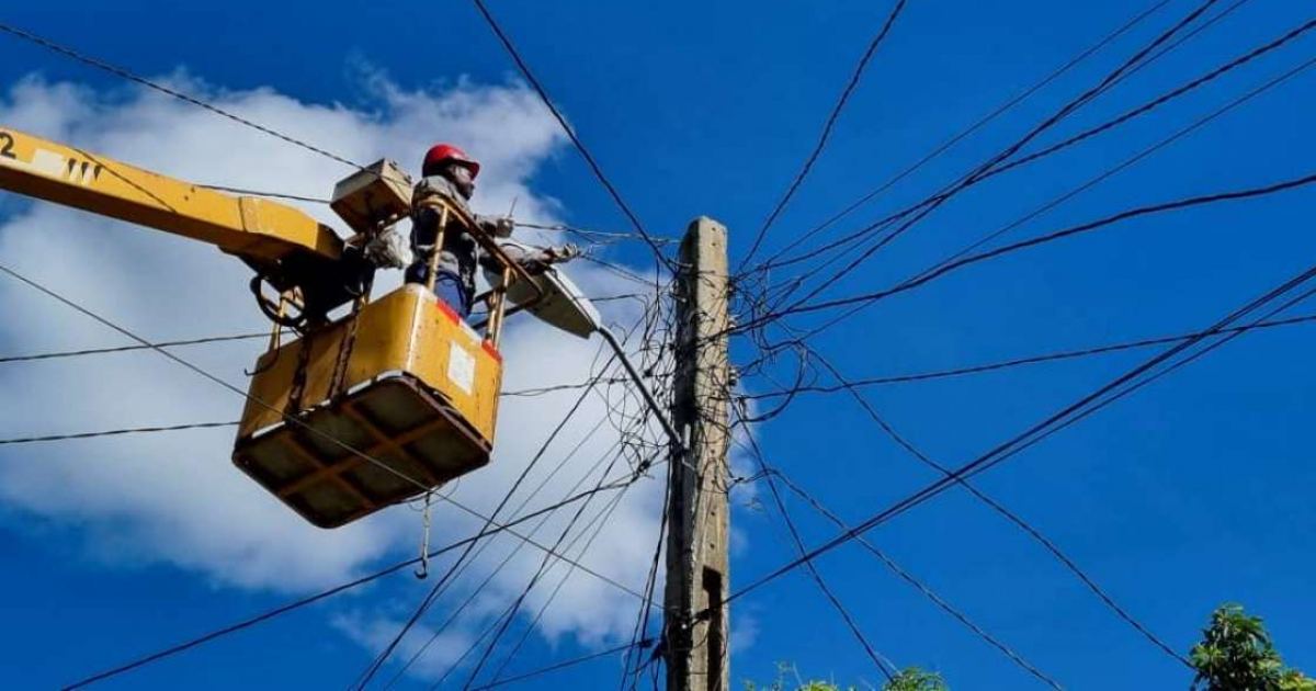 Trabajador de la Unión Eléctrica (Imagen referencial) © Empresa Eléctrica de La Habana / Facebook