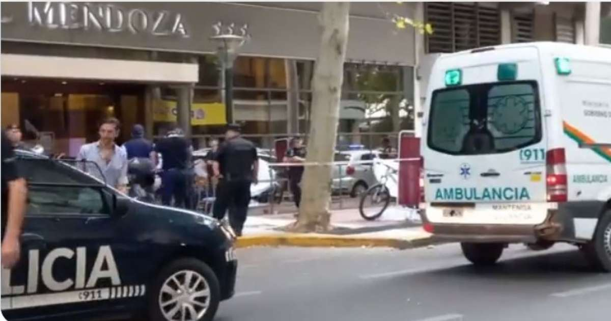 Auto policía y ambulancia frente al Hotel Mendoza © Captura de video de Twitter de Radio Mitre Mendoza