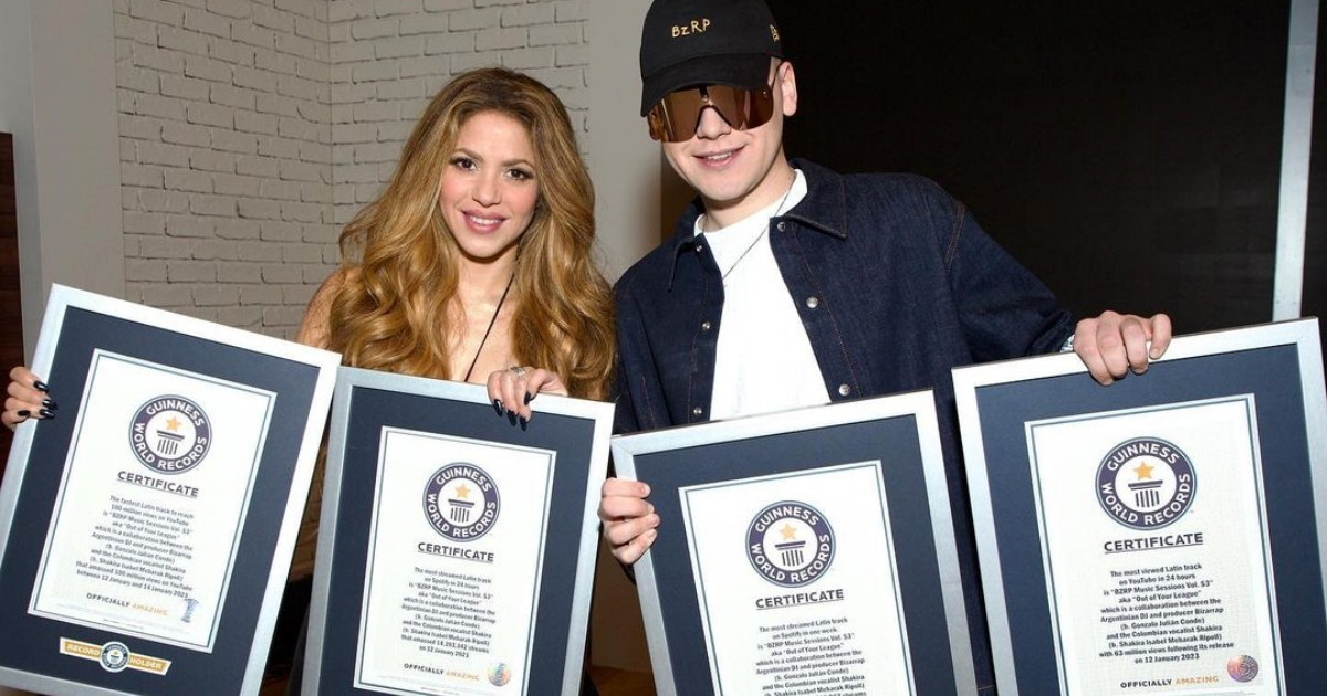 Shakira y Bizarrap con algunos de los premios Guinness obtenidos © Instagram / Libro Guinness de los récords