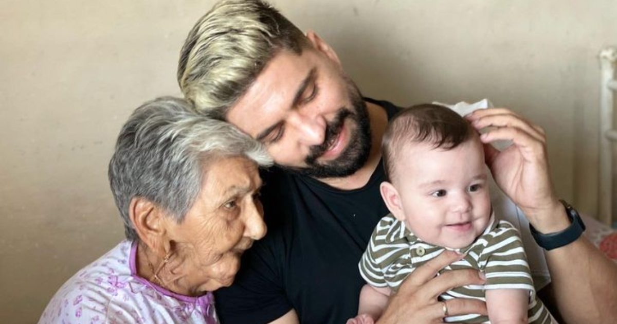 Alejandro Cuervo junto a su abuela y su hijo © Instagram / Alejandro Cuervo