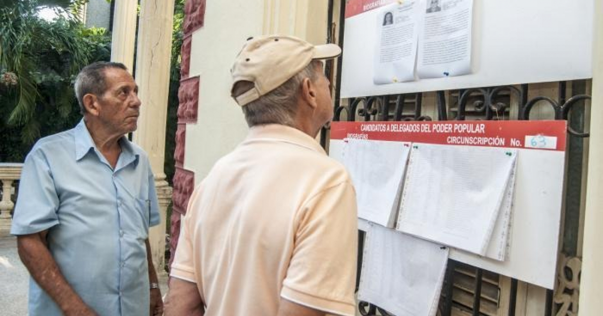 Electores cubanos leyendo biografías de candidatos © Dunia Álvarez Palacios / Granma