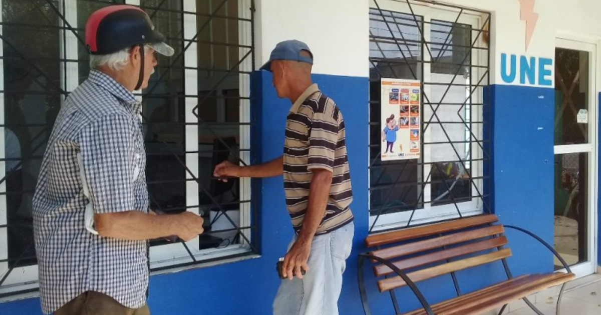 Clientes de la empresa eléctrica de la Isla de la Juventud © Karelia Álvarez Rosell