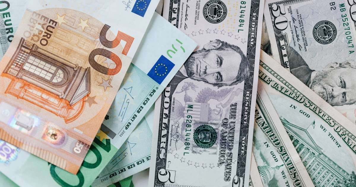 Dólares estadounidenses y euros © Pexels / Karolina Grabowska