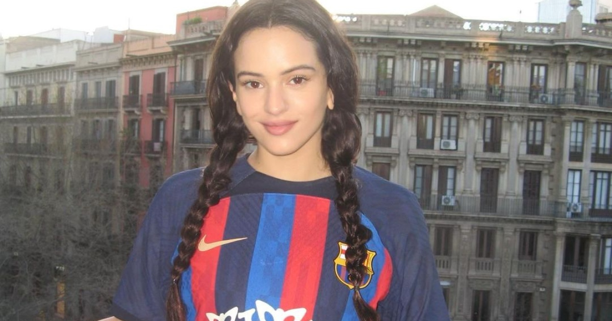 Rosalía con su camiseta del FC Barcelona © Instagram / Rosalía
