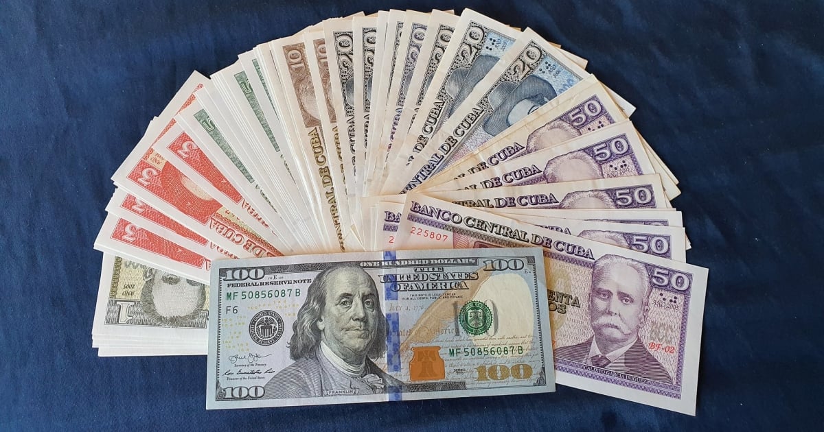 Dolares y pesos cubanos © CiberCuba