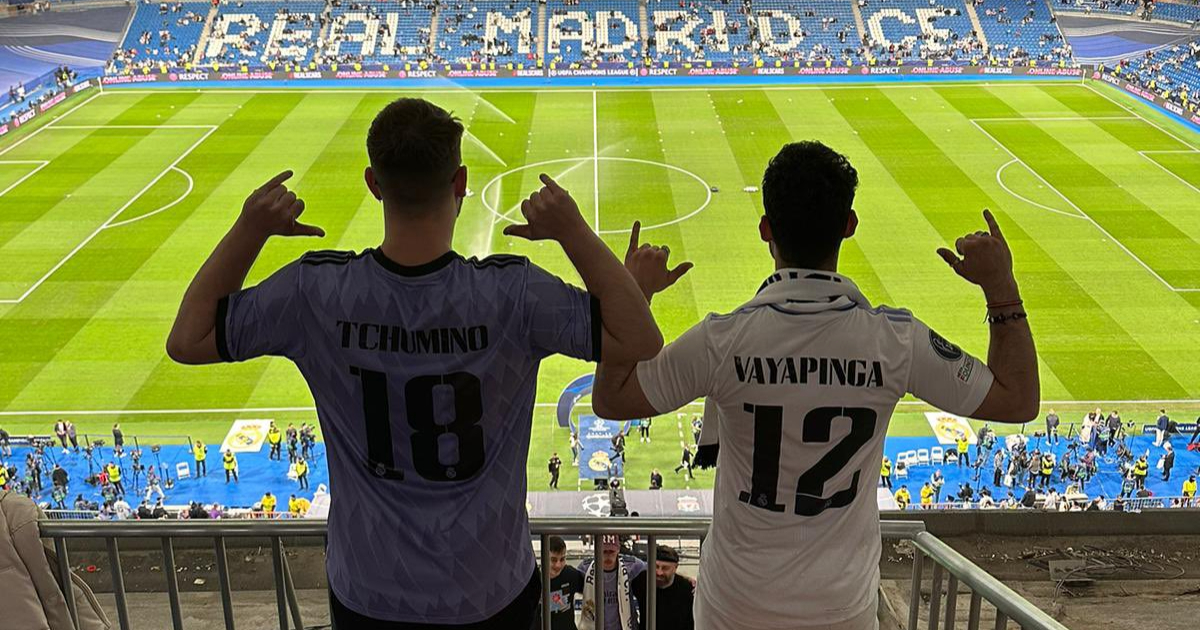 Aficionados del Real Madrid con camisetas de Tchumino y Vayapinga © Twitter / @Teixi99