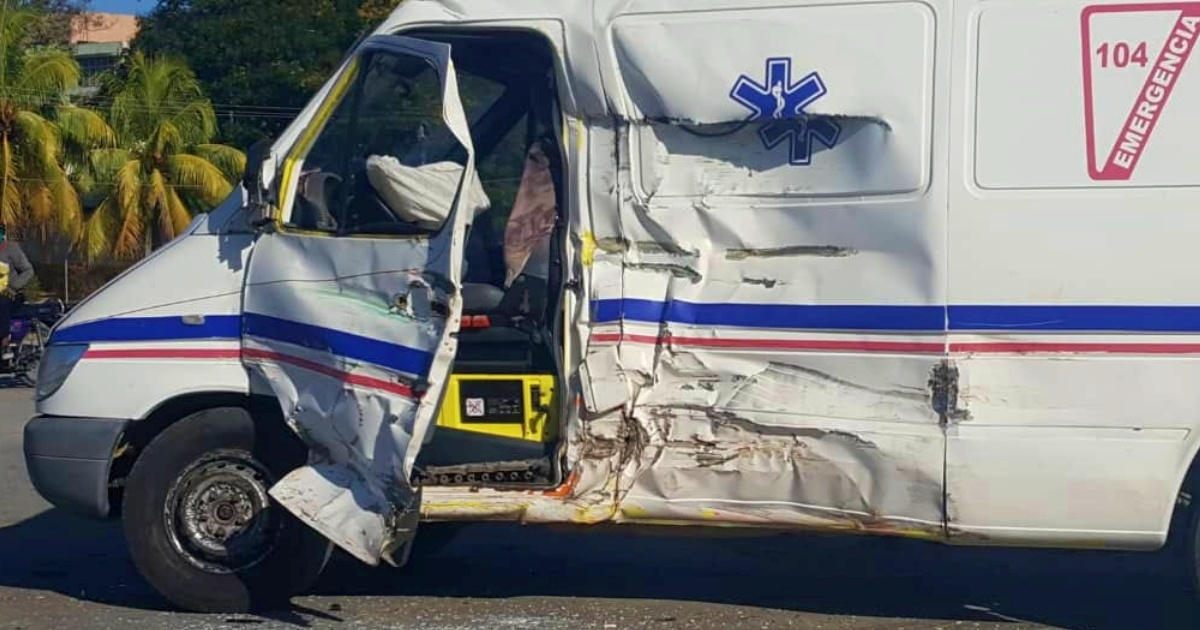 La ambulancia quedó con daños en su costado izquierdo © Facebook/Miguel Noticias