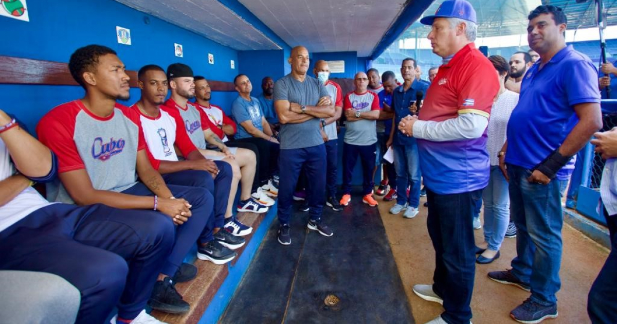 Díaz-Canel en una visita a los peloteros antes de viajar al Clásico Mundial © Presidencia Cuba / Twitter