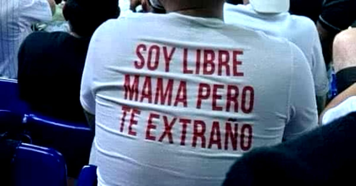 Aficionado cubano con mensaje en su camiseta © Facebook / Héctor Luis Valdés Cocho