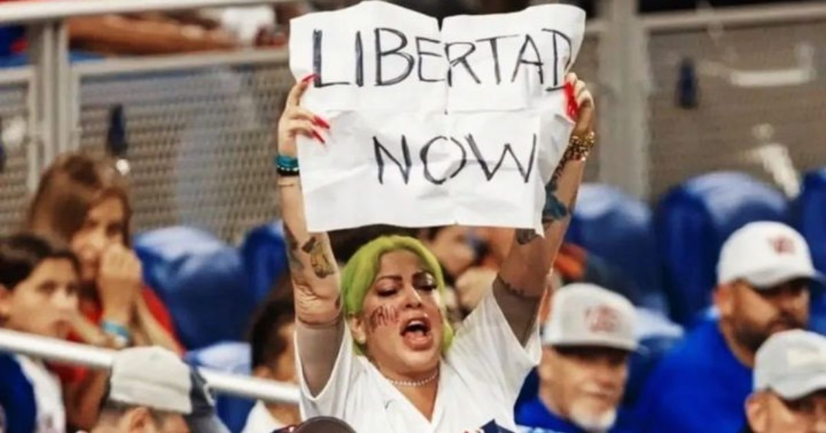 Durante el partido entre Cuba y Estados Unidos en el Clásico La Diosa exigió libertad para la isla © Instagram / La Diosa