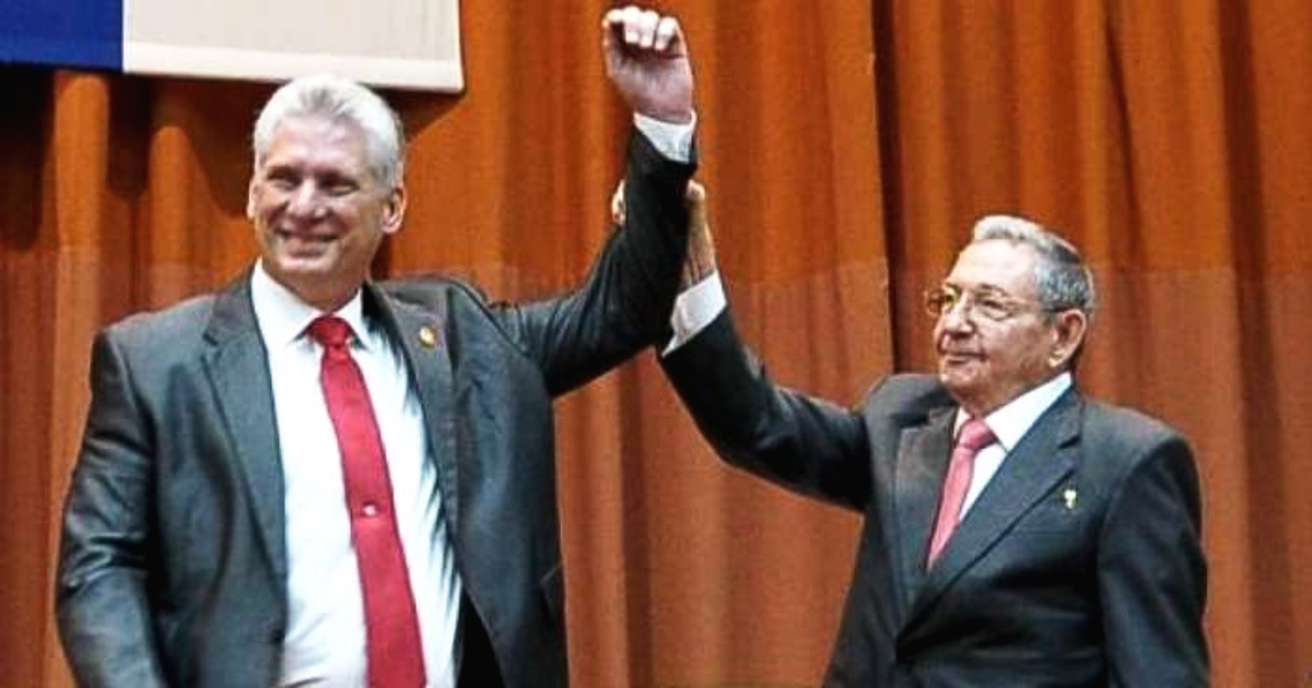 El dictador Raúl Castro levanta la mano de su sucesor designado, Miguel Díaz-Canel © Estudios Revolución