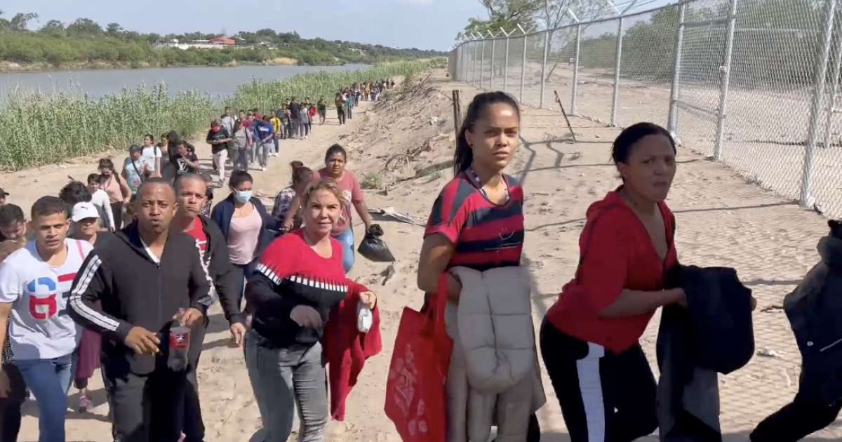 Migrantes tras cruzar el río Bravo en 2022 © Captura de video / Bill Melugin
