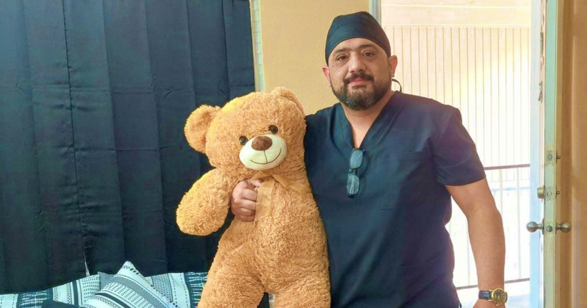 Alexander Figueredo posa junto un inmenso oso de peluche © Twitter/Alexander Figueredo