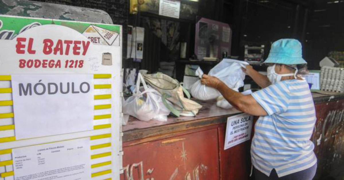 Cubana compra alimentos en una bodega © Granma / Dunia Álvarez Palacios