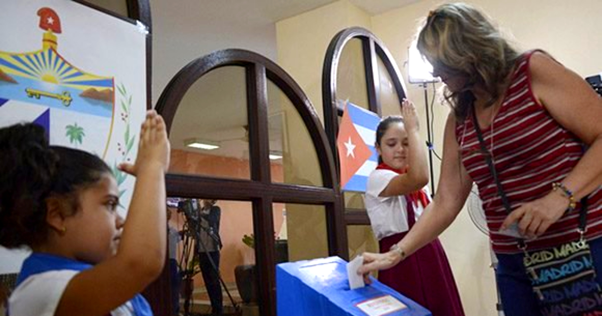 Ritual propio del sistema electoral en Cuba © Cubadebate / Abel Rojas Barallobre