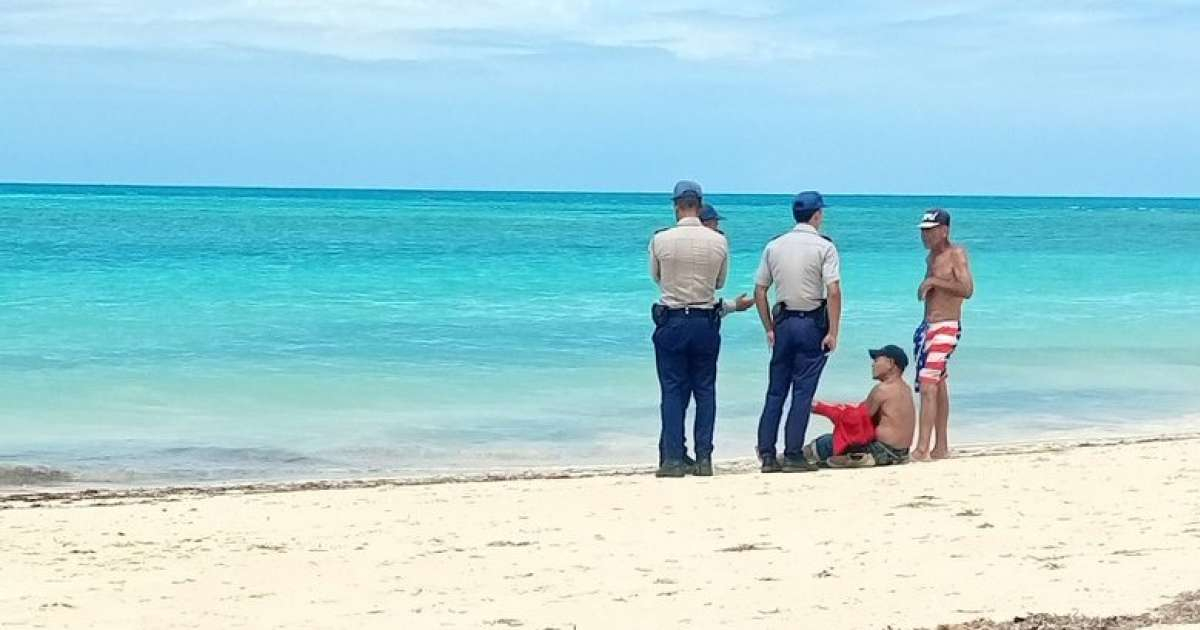 Policías echan a dos cubanos de la playa de Guardalavaca © La Chica de Saturno / Twitter