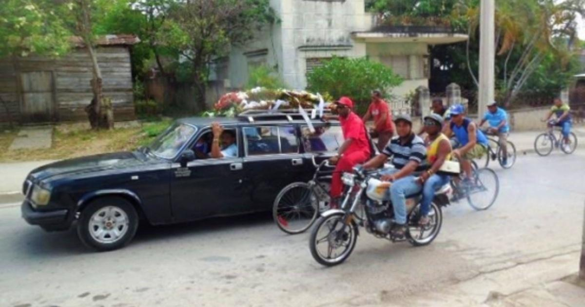 Carro fúnebre en Cuba © Cubanet / Antonio Quiñones Haces