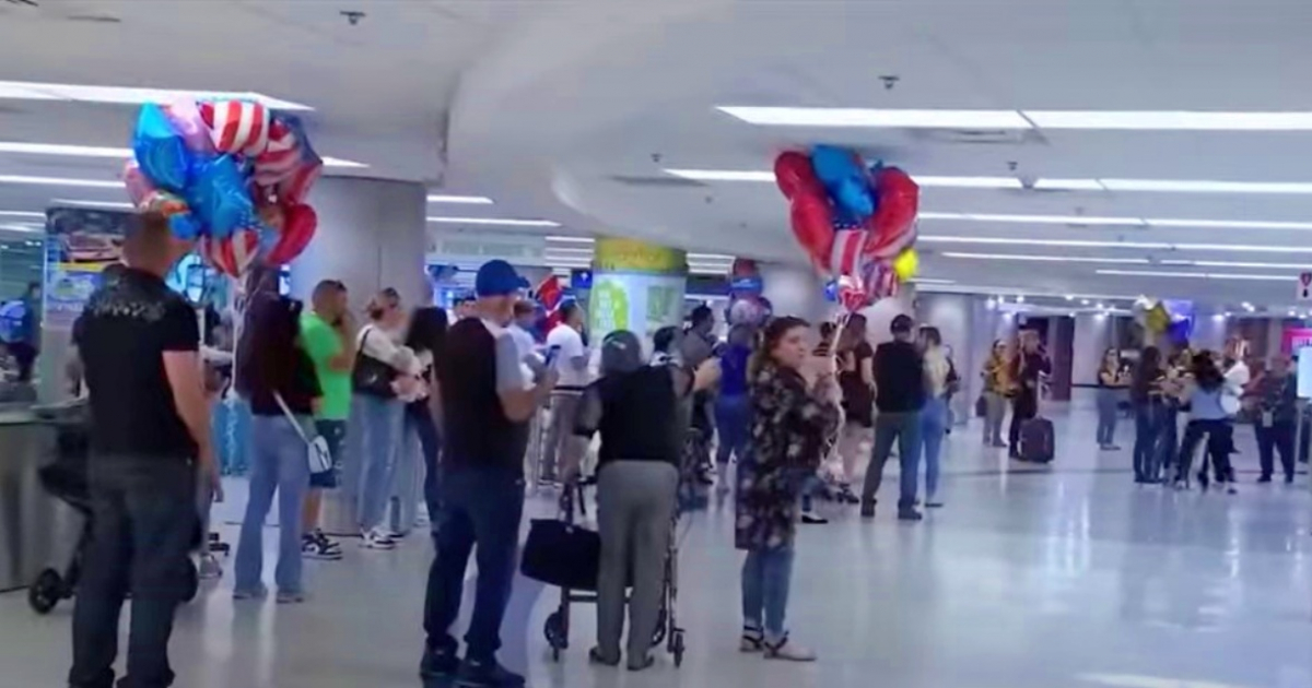 Recibimiento de familiares en Aeropuerto de Miami (Imagen de referencia) © YouTube/Screenshot-Telemundo 51