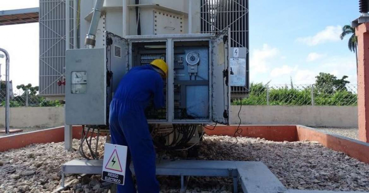 Trabajador de la Unión Eléctrica da mantenimiento en la Subestación del Naranjal de Matanzas © Unión Eléctrica UNE / Facebook