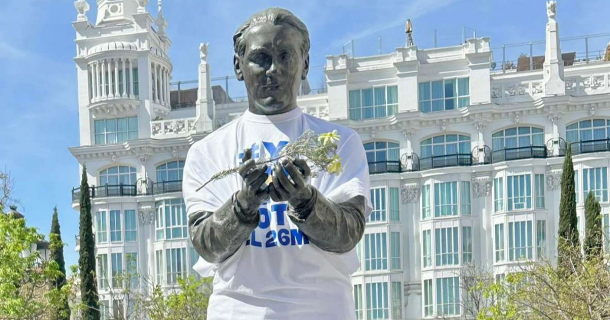 Estatua de Lorca en Madrid con pulóver contra elecciones en Cuba © Carolina Barrero / Facebook
