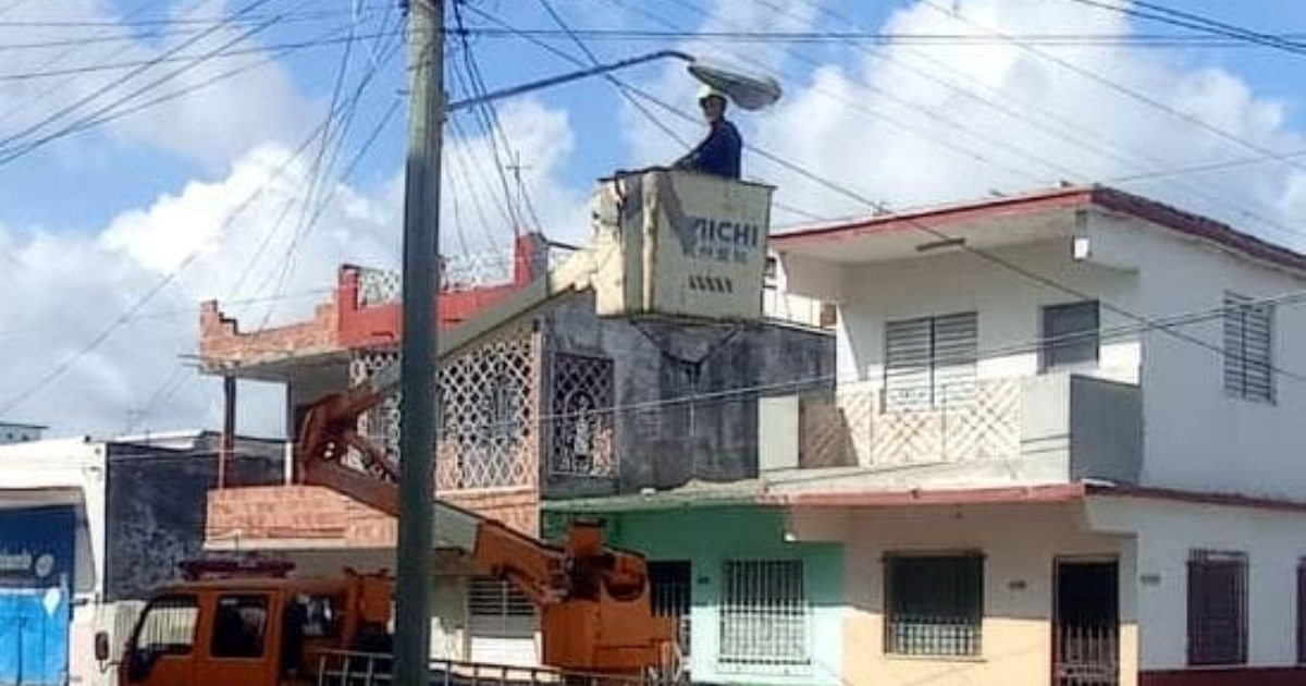 Electricistas en Cuba © Facebook / UNE Cuba