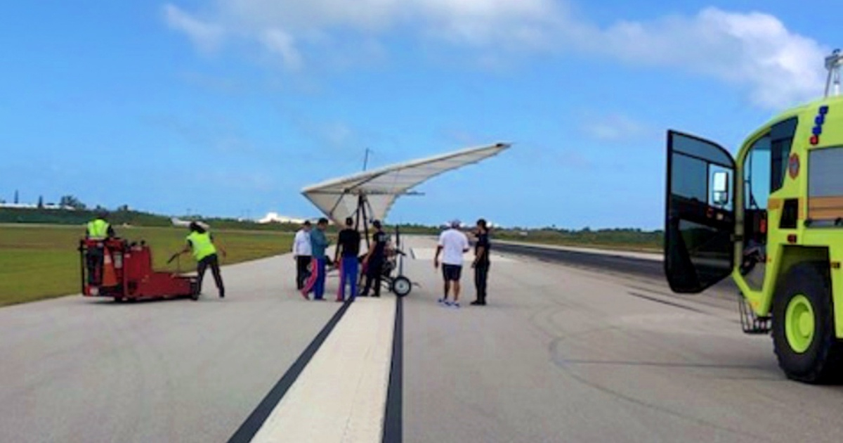Cubanos después de su arribo al Aeropuerto de Florida en un ala delta motorizado © Facebook