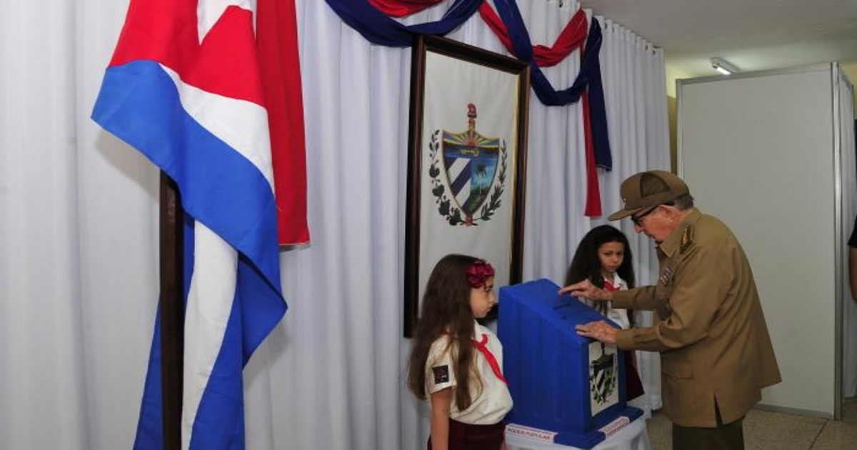 Reaparece Raúl Castro para votar © Granma/ Estudios Revolución