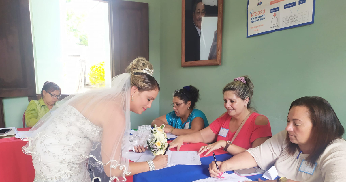 Cubana vestida de novia votando © Facebook / Periódico Invasor