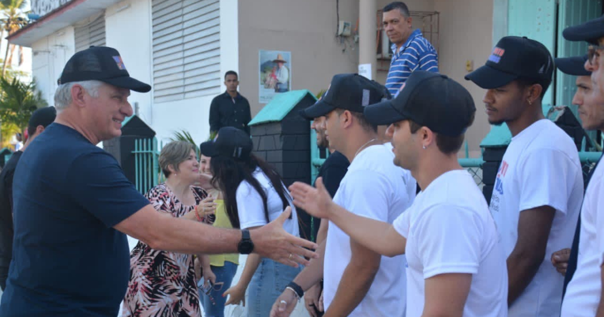 Miguel Díaz-Canel al asistir a votar el domingo de Elecciones en Cuba © Twitter / FM93.5 Estereocentro