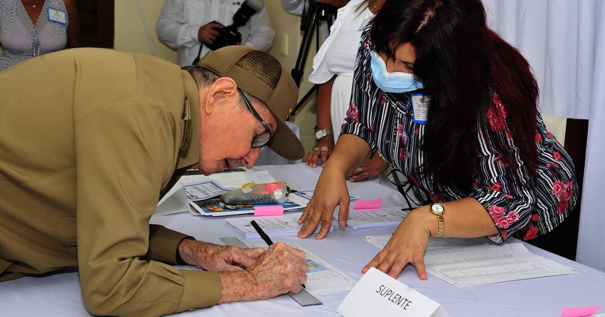 Raúl vota en elecciones del 26 de marzo © Presidencia de Cuba / Twitter
