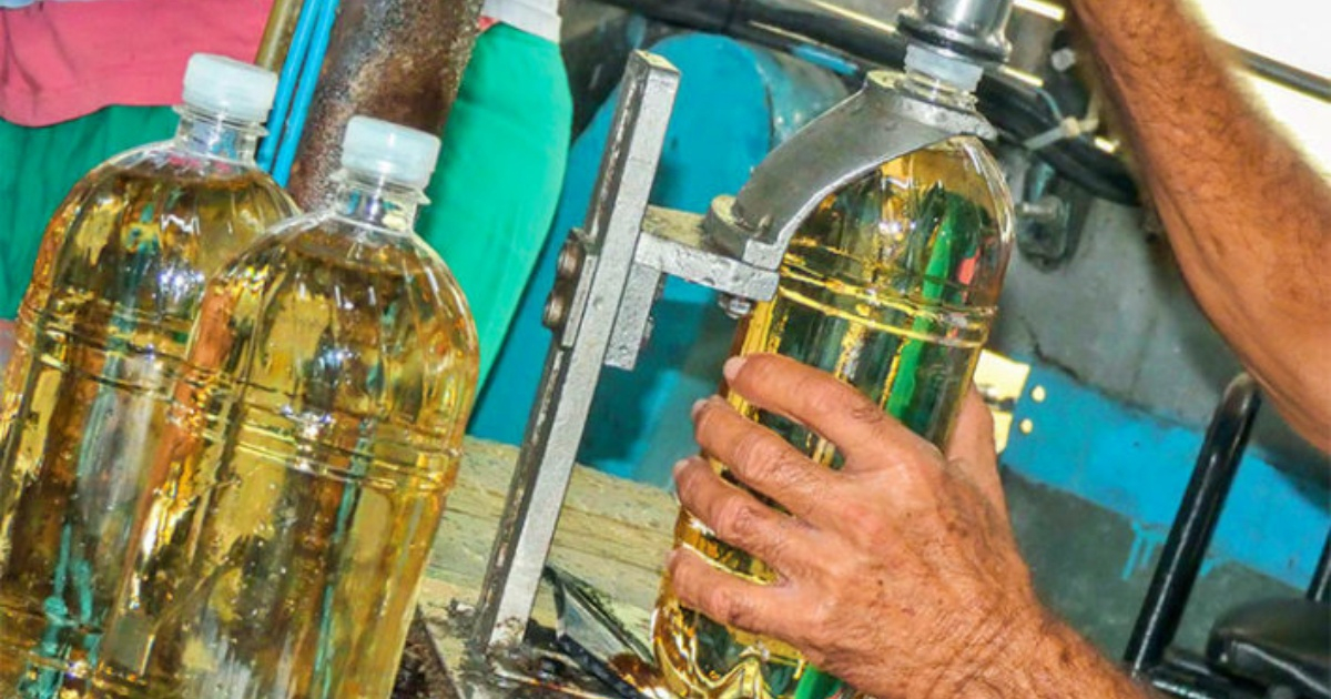Botellas de ron envasadas en Cuba para venta a la población (Imagen de referencia) © Trabajadores/Heriberto González Brito