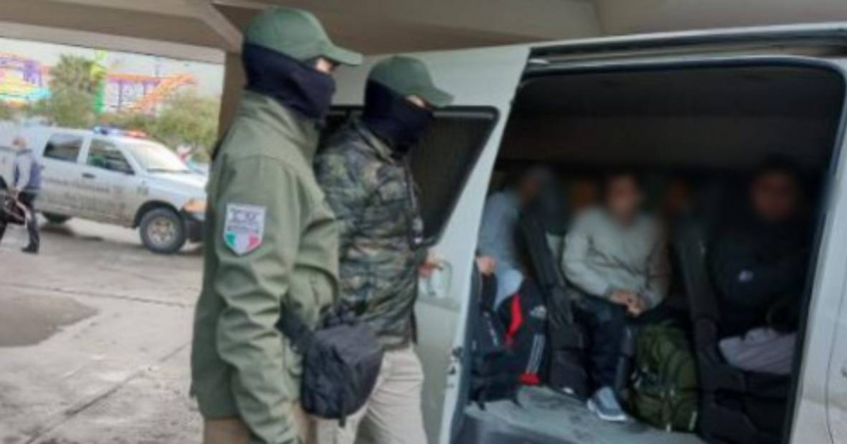 Agentes del INM detienen a migrantes en México (imagen de referencia) © Facebook Instituto Nacional de Migración de México