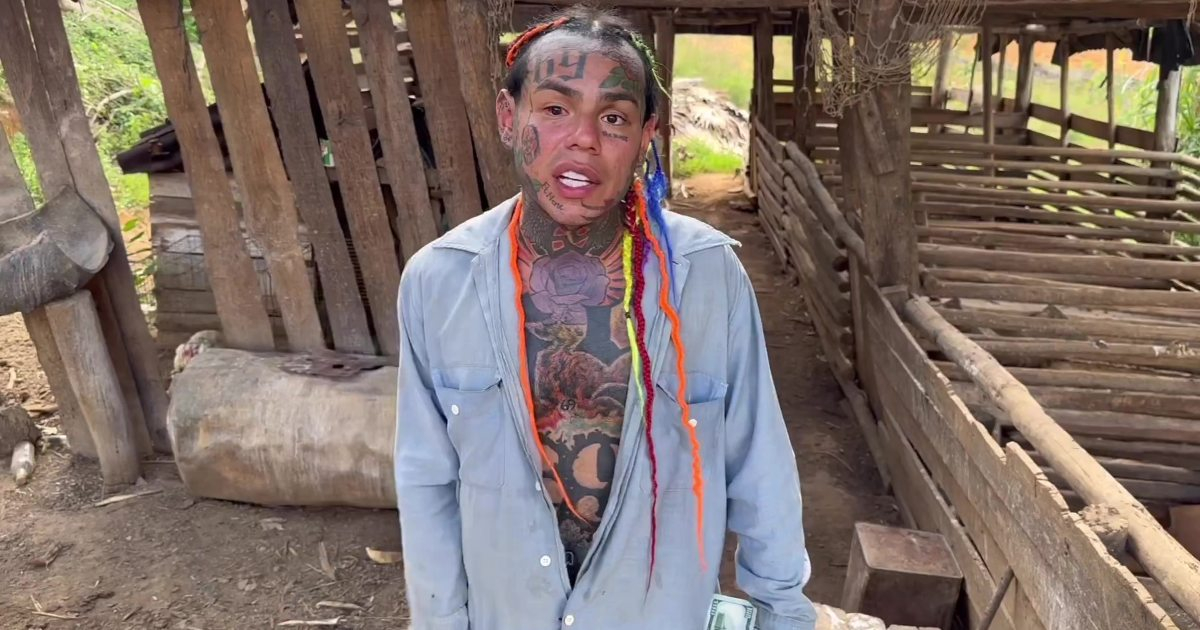 Tekashi 6ix9ine en la casa de una familia pinareña © Instagram / Tekashi 6ix9ine 