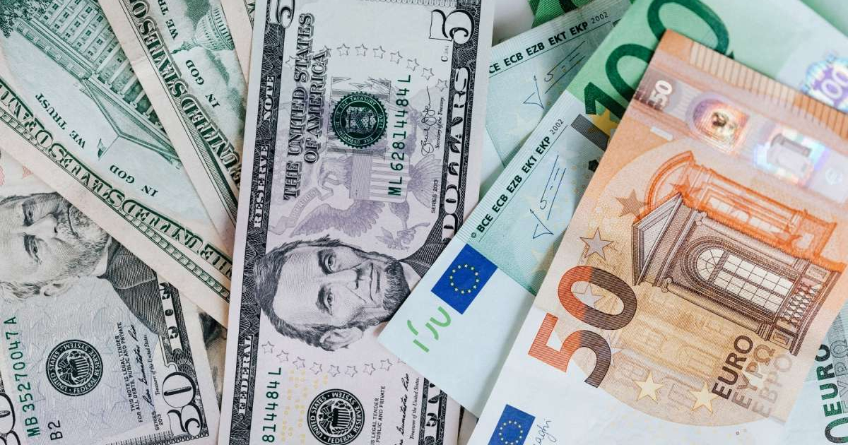 Dólares estadounidenses y euros © Pexels / Karolina Grabowska